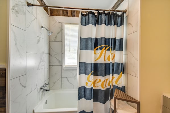 Cottage (2 Bedrooms) | Interior - Charming Newport News Cottage < 1 Mi to Ocean! (Newport News)