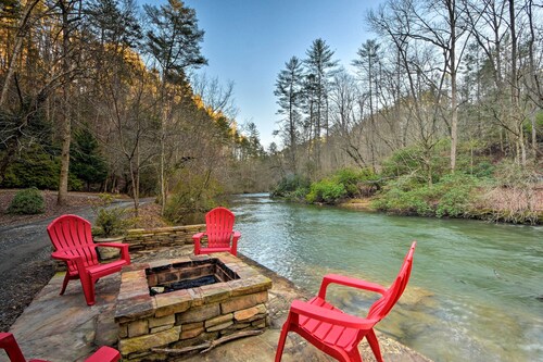 Riverside Ellijay Cabin w/ Hot Tub & Game Room