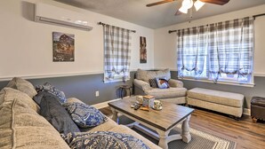 A living room with a sofa, two armchairs, a coffee table, and a ceiling fan. - Junction City Home: Large Yard & Deck! (Junction City)