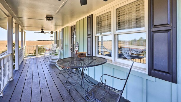 Outdoor dining - Junction City Home: Large Yard & Deck! (Junction City)