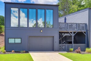 Villa (4 Bedrooms) | Interior - Modern & Luxe Lake Arrowhead Villa Near Marina! (Waleska)