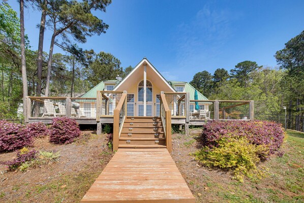 House (4 Bedrooms) | Interior - Dock & Fire Pit: Stunning Lake Sinclair Home! (Milledgeville)