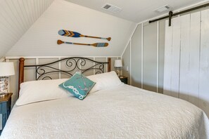 House (4 Bedrooms) | Interior - Dock & Fire Pit: Stunning Lake Sinclair Home! (Milledgeville)