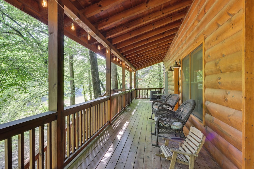 Riverfront Ellijay Cabin w/ Deck + Pool Access! - Carters Lake