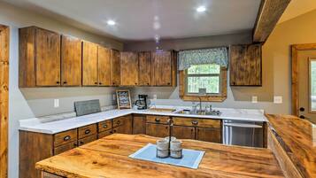 House (3 Bedrooms) | Private kitchen | Microwave, oven, stovetop, dishwasher
