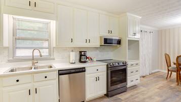 Een microgolfoven, een oven, een kookplaat, een vaatwasser