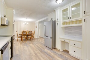 Microondas, horno, placa de cocina, lavavajillas