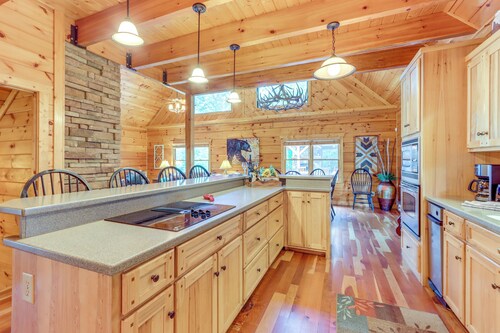 Mineral Bluff 'bear Ridge Cabin' w/ Hot Tub!