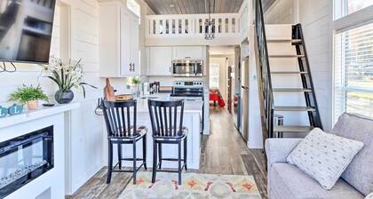 Tiny Home Retreat w/ Fire Pit ~ 3 Mi to Lake!