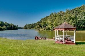 Property grounds - Quaint Cabin w/ Pool + Lake Access, 7 Mi to Helen! (Cleveland)