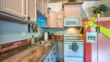 Huoneisto (1 Bedroom) | Yksityinen keittiö | Mikroaaltouuni, uuni, liesi, keittoastiat/astiat/ruokailuvälineet