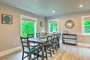 Dining - Seattle Home w/ Private Yard ~ 8 Mi to Dtwn! (Seattle)