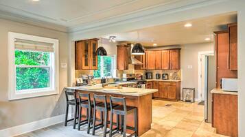 House (4 Bedrooms) | Private kitchen | Microwave, oven, stovetop, dishwasher