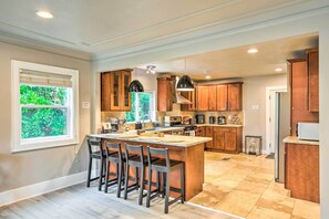 Maison (4 Bedrooms) | Cuisine privée | Four à micro-ondes, un four, surface de cuisson, lave-vaisselle