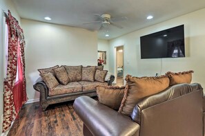 House (3 Bedrooms) | Interior - Peaceful Columbus Retreat w/ Deck & Yard! (Columbus)