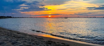 Inviting Norfolk Family Retreat: 1 Block to Beach!