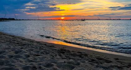 Inviting Norfolk Family Retreat: 1 Block to Beach!
