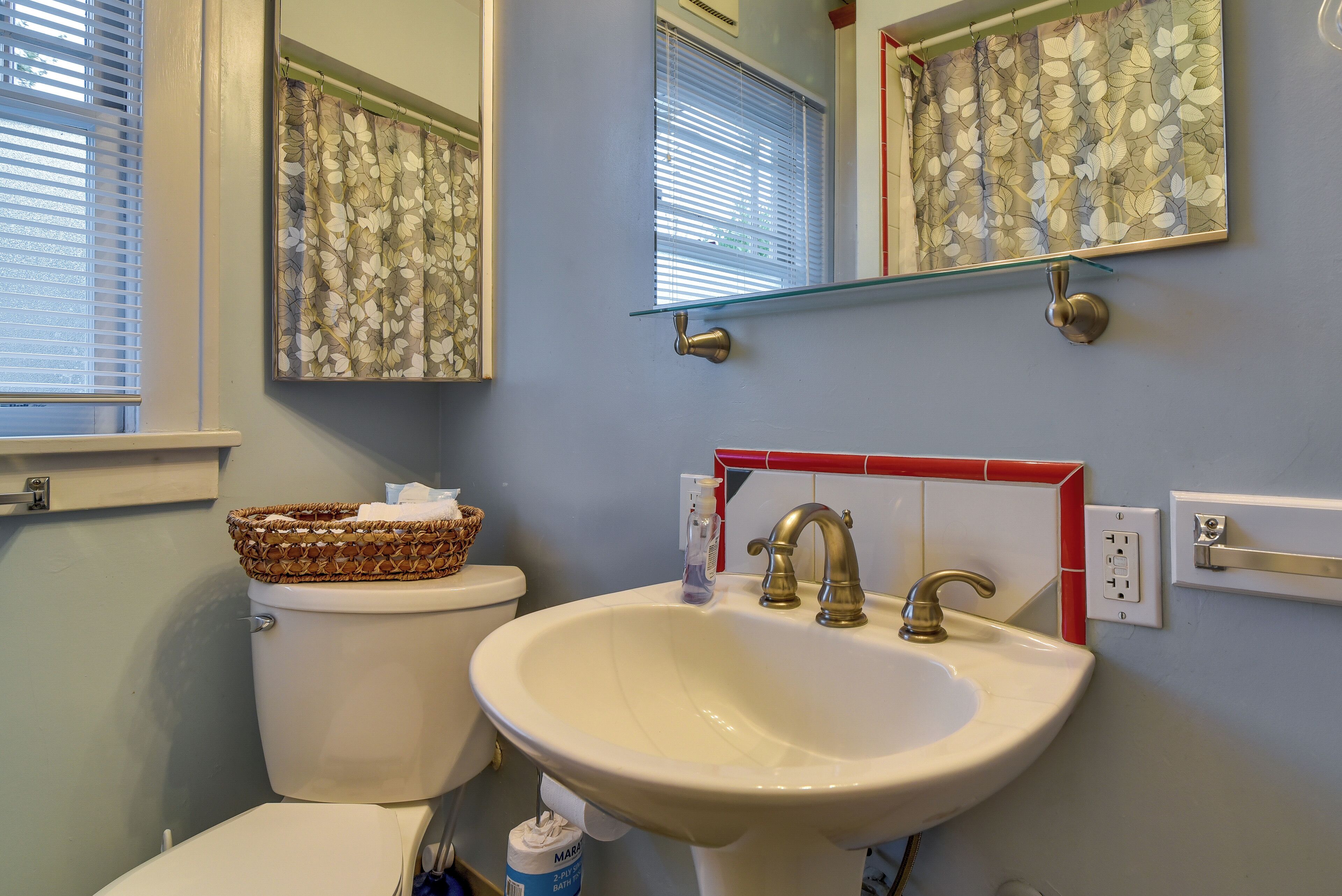 Ein Badezimmer mit Toilette, Waschbecken und Spiegel.