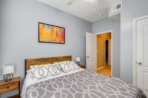 4 quartos, ferros/tábuas de passar roupa, roupa de cama