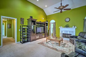 TV - Spacious Acworth Home w/ Deck ~ 1 Mi to Lake (Acworth)