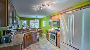 Rumah (6 Bedrooms) | Dapur pribadi | Microwave, oven, kompor, dan mesin pencuci piring