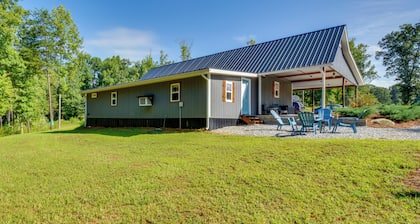 Cozy Clarkesville Getaway w/ Fire Pit!