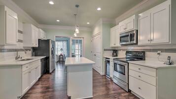 House (3 Bedrooms) | Interior