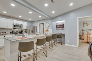 House (3 Bedrooms) | Interior