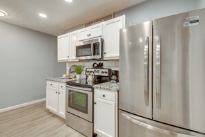 Interior - Atlanta Getaway w/ Private Yard: Near Airport (Atlanta)