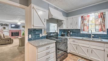 House (4 Bedrooms) | Private kitchen | Microwave, oven, stovetop, dishwasher