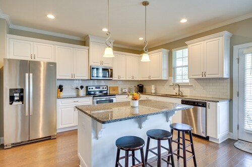 Quaint Grovetown Getaway w/ Private Hot Tub!