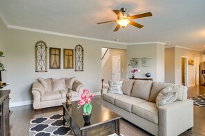 Books - Quaint Grovetown Getaway w/ Private Hot Tub! (Grovetown)