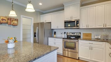 Casa (3 Bedrooms) | Cozinha privada | Micro-ondas, fogão, cooktop, lava-louças