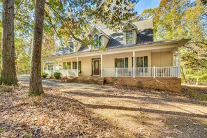 Interior - Lakefront Hartwell Retreat w/ Gas Grill & Deck! (Hartwell)