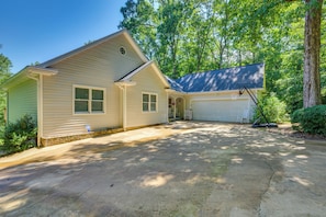 House (6 Bedrooms) | Interior - Waterfront Sparta Home w/ Game Room & Fire Pit! (Eatonton)