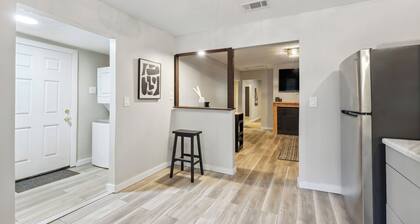 Macon Cottage w/ Porch - 2 Mi to Downtown!