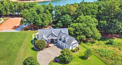 Upscale Family Home w/ Dock on Lake Hartwell!