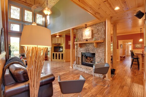 Ellijay Cabin Rental w/ Hot Tub + Mountain Views!
