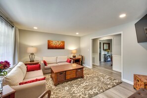 Interior - Georgia Getaway w/ 2-story Dock By Lake Hartwell (Hartwell)