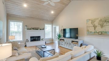 Nhà (3 Bedrooms) | Khu phòng khách | TV, lò sưởi