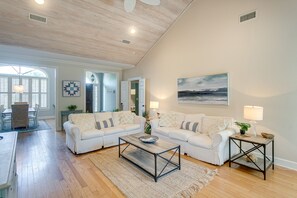 Una televisión, una chimenea