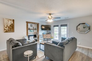 Una televisión, una chimenea, libros