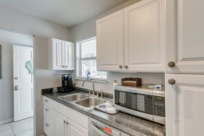 Mikrobølgeovn, ovn, kokeplater og oppvaskmaskin