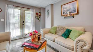 TV - Cozy Georgia Apartment Near Theme Parks & Hiking! (Powder Springs)
