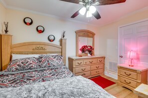 1 bedroom, desk, laptop workspace, iron/ironing board - Cozy Georgia Apartment Near Theme Parks & Hiking! (Powder Springs)