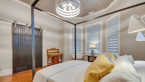 Une chambre à coucher avec un lit, un bureau, une chaise et une lampe.