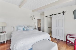 5 bedrooms, internet, bed sheets - Amazing Home with lots of living space! (Aptos)