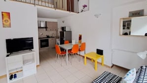 A compact living space with a dining area, kitchenette, and a balcony. - Gemme Fiorentine Martina apartment free parking 5 minutes from centre by train  (Firenze)