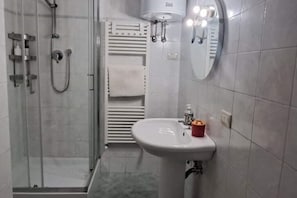Dusche, Haartrockner, Bidet, Handtücher