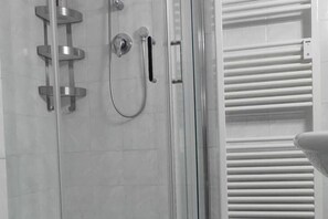 Dusche, Haartrockner, Bidet, Handtücher